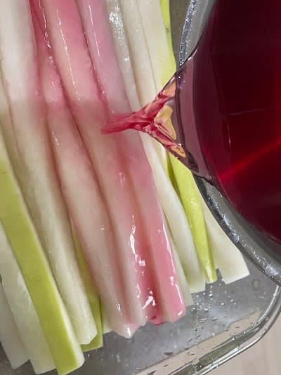 소금에 절인 무는 물기를 빼 건져내고 물에 씻지 않고 바로 유리그릇에 다시 담아 끓여 둔 설탕물을 부어 준 뒤 식초 한 컵을 넣어 주세요.