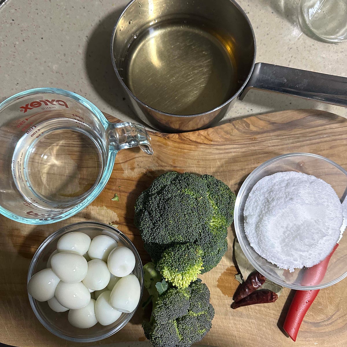 모든 재료를 준비해주세요.
* 브로콜리 양을 늘리려면 메추리알 양을 줄이고 브로콜리를 늘려주세요.
* 브로콜리는 식촛물에 담궈서 세척해서 물기를 제거후 준비해주세요.
* 피클 담을 용기는 열탕소독해서 준비해주세요.