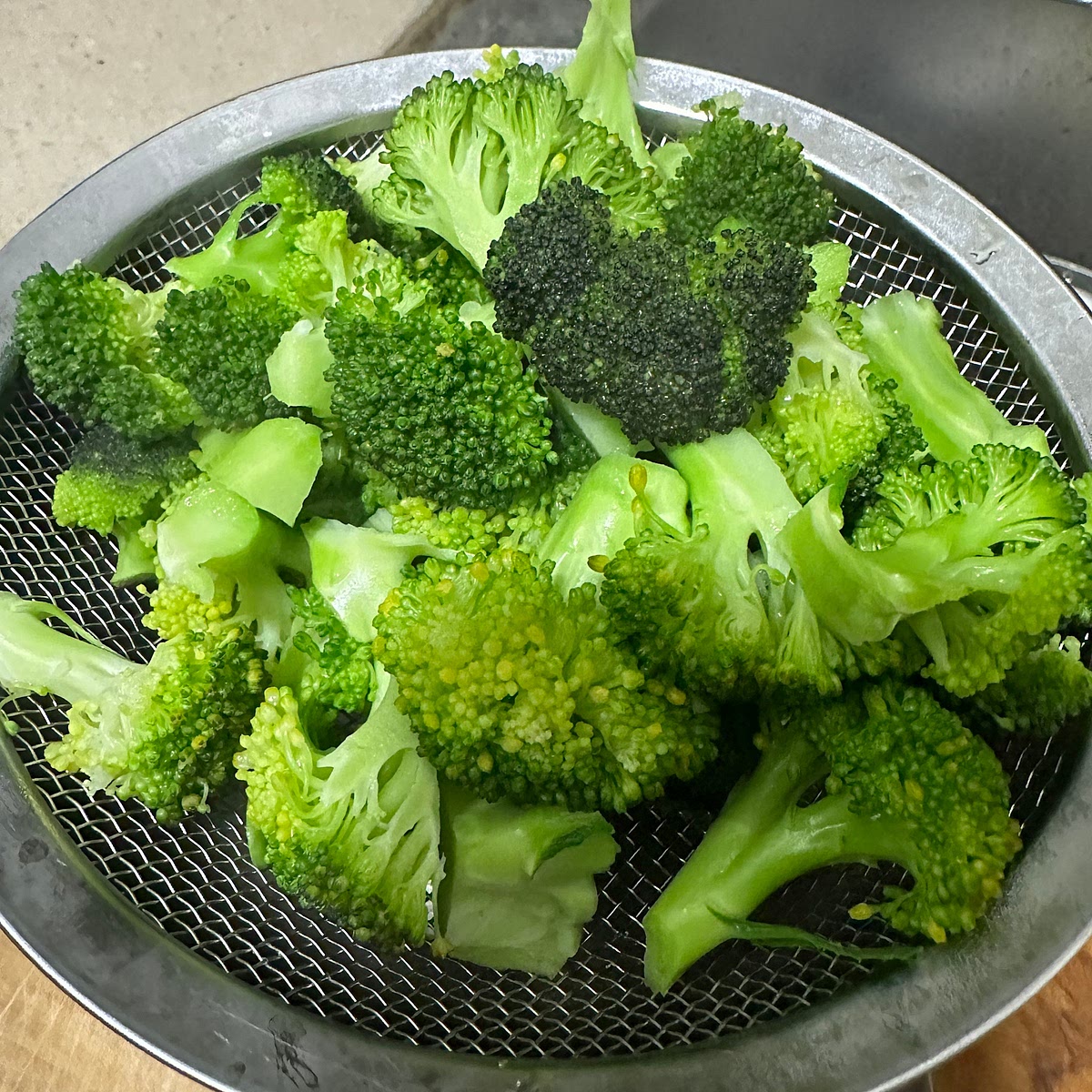 데친 브로콜리의 물기를 제거해주세요.