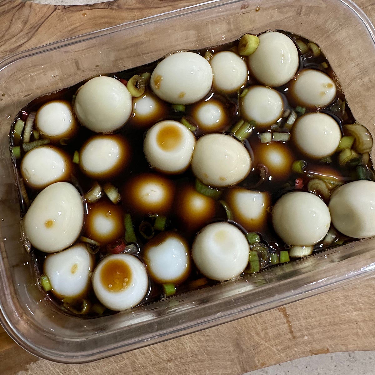 메추리알을 준비된 양념장에 넣고 한번 섞어주세요.