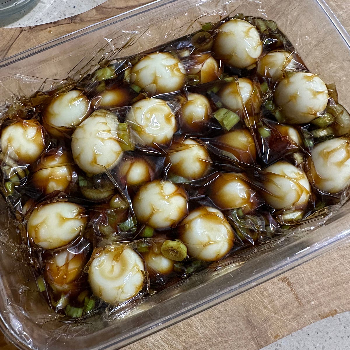 메추리알 위에 랩으로 덮어 양념이 골고루 배도록 2~3시간 재워주세요.
*랩으로 덮어 공기를 빼주면 메추리알이 뜨지않아서 양념이 골고루 배어요.