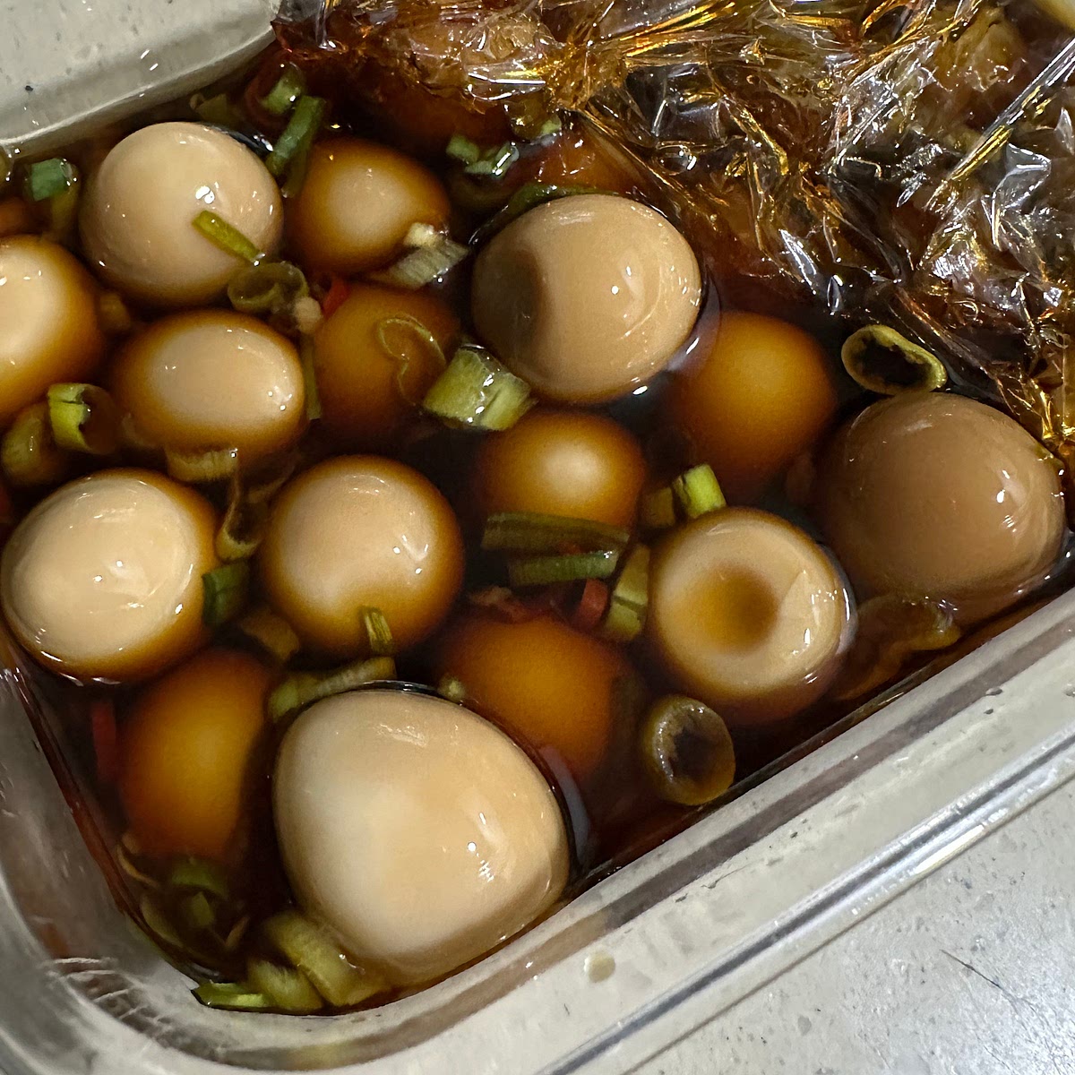 반나절을 재워두면 이렇게 골고루 양념이 배었어요. * 메추리알 장조림은 냉장보관 4일간 가능해요. 남은 양념은 한번 끓여서 부침개나 국수의 양념장으로 사용해도 좋아요.