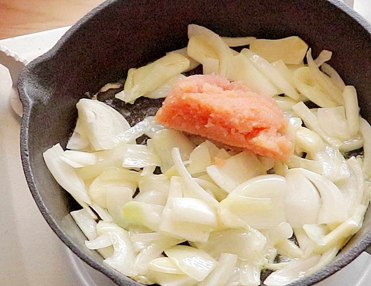 명란젓 3~4개는 속젓만 발라내서 준비해요.