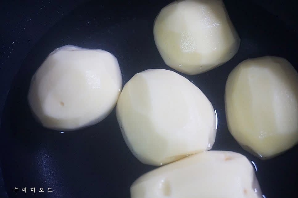냄비에 감자 5개를 넣고 감자가 2/3 잠길 정도의 물을 담아주세요.