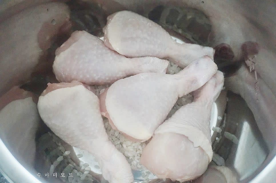 전기밥솥 또는 멀티쿠커에 불린쌀을 넣어주고 닭북채 한팩을 모두 담아주세요.