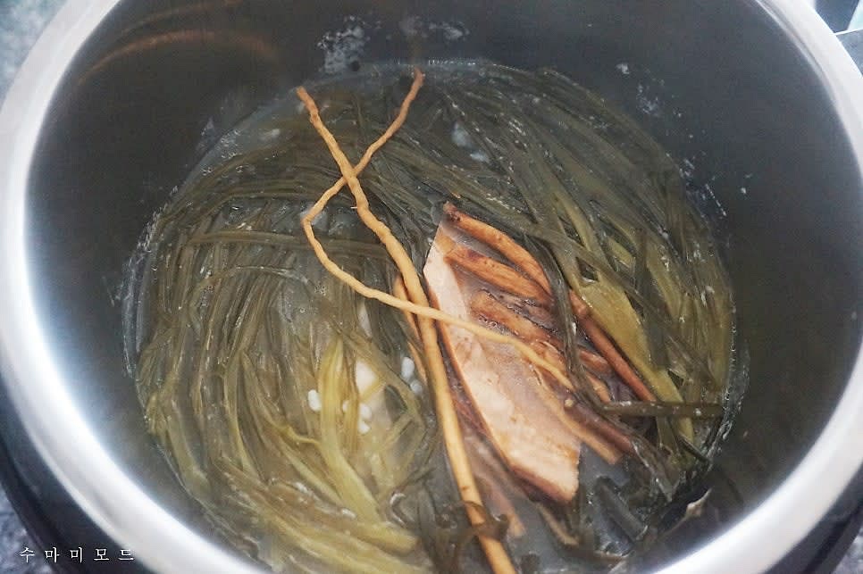 이제 ' 찜' 기능을 이용해 조리해주시면 완성. 멀티쿠커는 육류- 찜 기능으로 조리하시고 전기밥솥은 만능찜 기능으로 물을 좀 더 넣어 맛있게 조리해드세요.