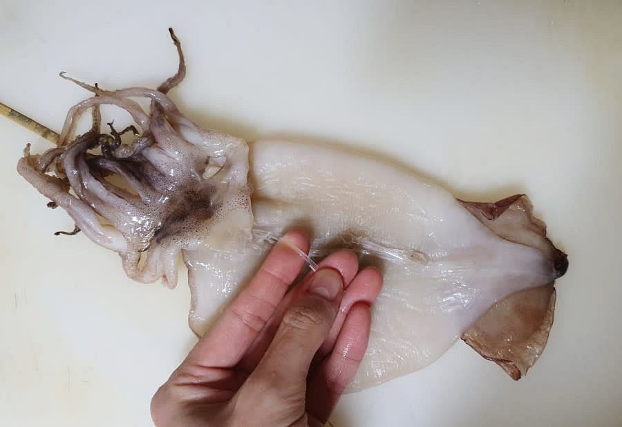오징어 손질을 해줄건데요. 실온에서 살짝 해동한 후에 오징어 다리의 나무와 등뼈를 분리해 주었어요. 그리고 오징어입도 잘라내주세요.