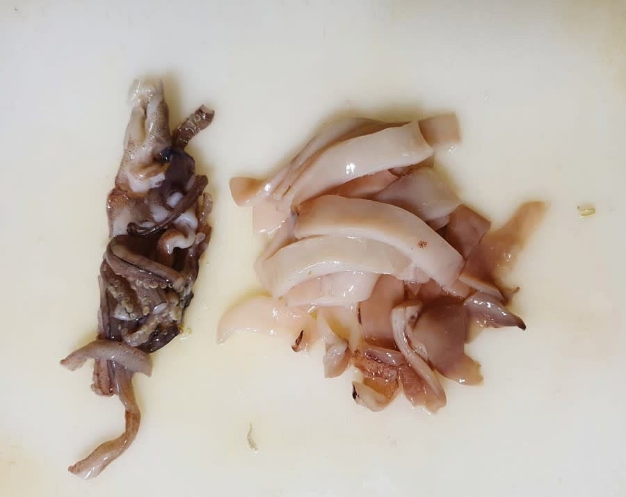 껍질을 모두 벗긴 오징어를 길쭉 길쭉하게 썰어서 준비해주세요. 세마리 모두 다 똑같이 손질해주면 되요.