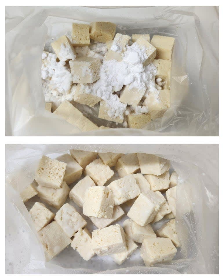 자른 두부 위에 소금 2꼬집을 뿌려 밑간을 한 뒤 위생 봉지 안에 자른 두부와 전분가루 2스푼을 넣고 봉지 입구를 손으로 쥔 뒤흔들어 주어 두부에 전분가루를 묻혀 줍니다. 