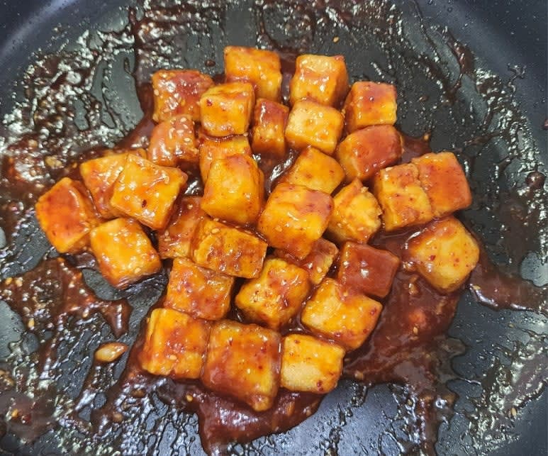 팬에 소스를 넣어 끓이다 두부를 넣고 소스를 촉촉히 남기며 뒤적여주다 모든 면에 소스가 고루 묻으면 통깨를 뿌려 마무리합니다. 