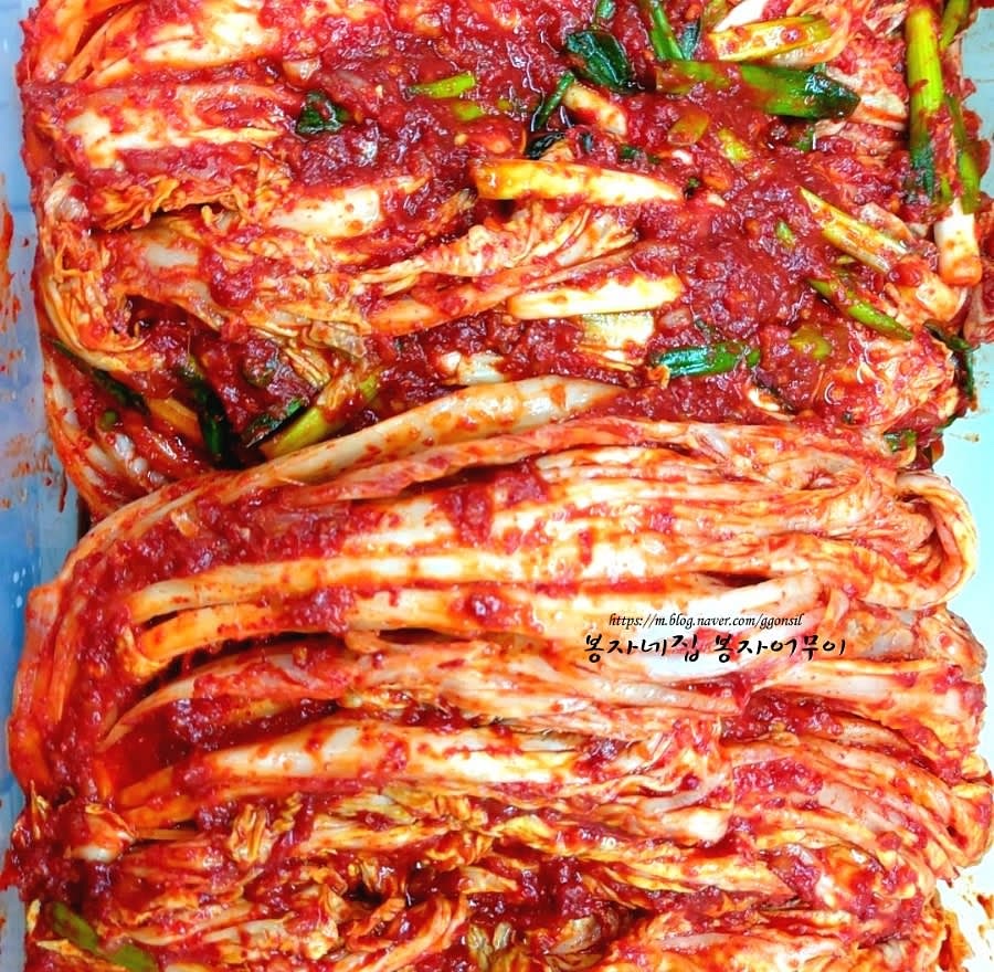세 번째로 겉절이용 김장 배추김치 담그는법은 청갓, 홍갓, 마나리, 부추, 쪽파, 청각도 조금 넣고 함께 버무려서 양념 듬뿍 얹어서 무쳐줍니다