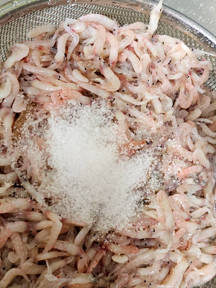 굴과 생새우도 소금으로 세척 후 흐르는 물에 깔끔히 씻었고요