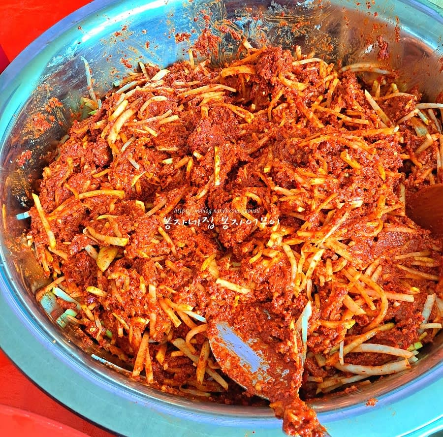 두 번째로 찌개용 김장김치는 채 썬 무만 김장양념에 넣어서 발라준 후 중간중간 통으로 썰어둔 무를 넣어줍니다
양념은 넉넉히 발라주세요
