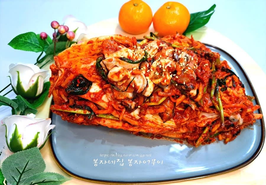 마지막으로 금방 먹을 김치에는 굴도 듬뿍 넣었습니다