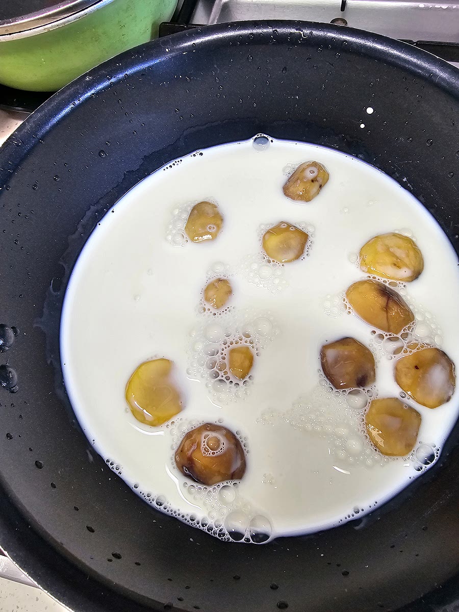 우유 250ml에 밤 2봉 넣고 5분 약불로 저어가면서 끓여주었어요