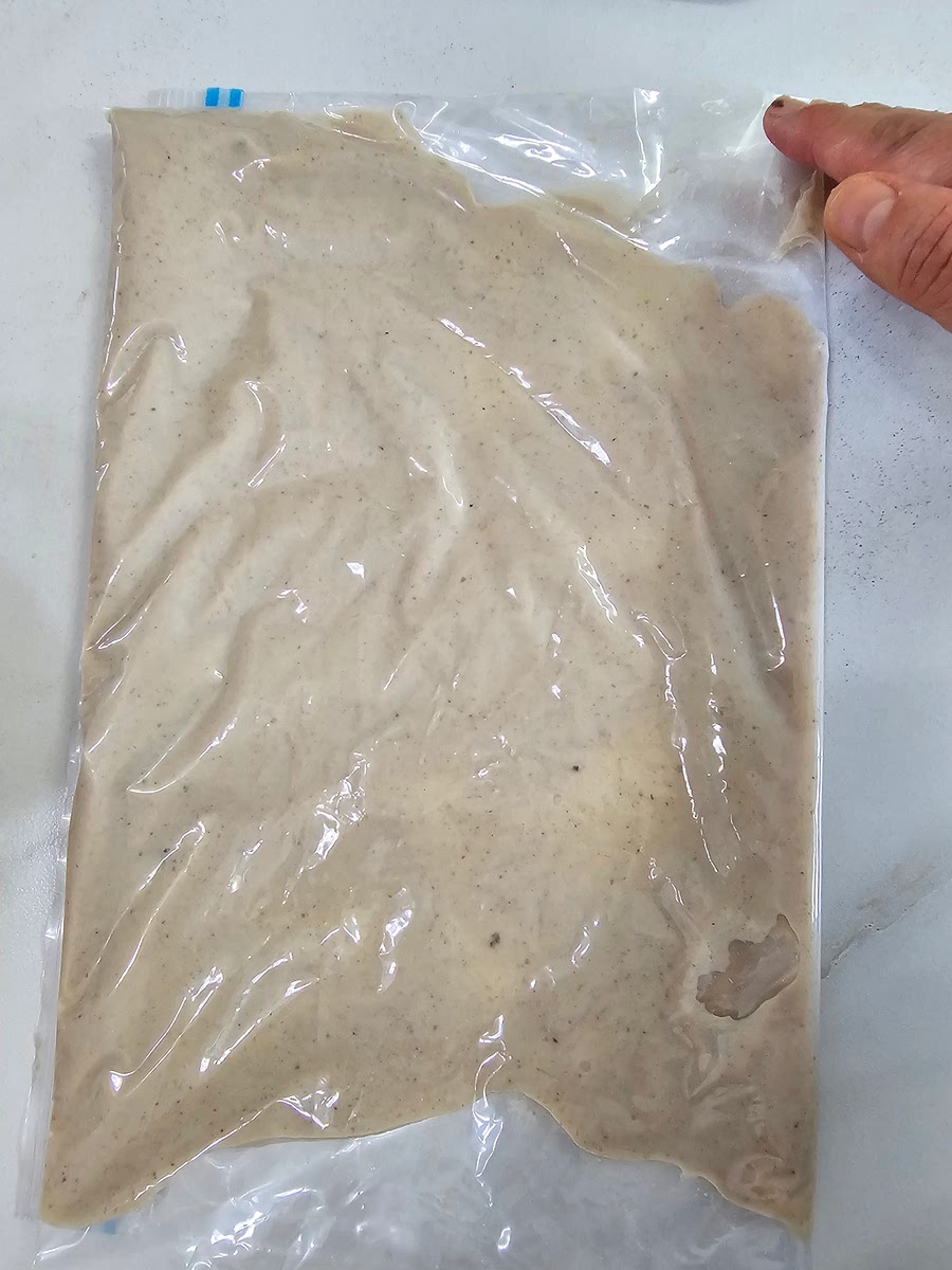 5분 끓인 밤퓨레는 믹서기로 갈아서 지퍼팩에 넣고 냉동실에 1시간 얼려줍니다