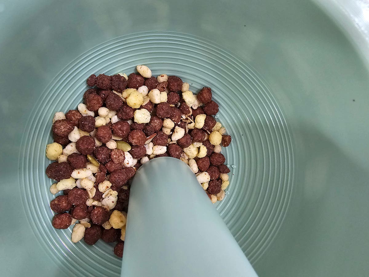 그레놀라는 프라이팬에 살짝 볶아주고 초콜릿은 가루로 만들어두었습니다