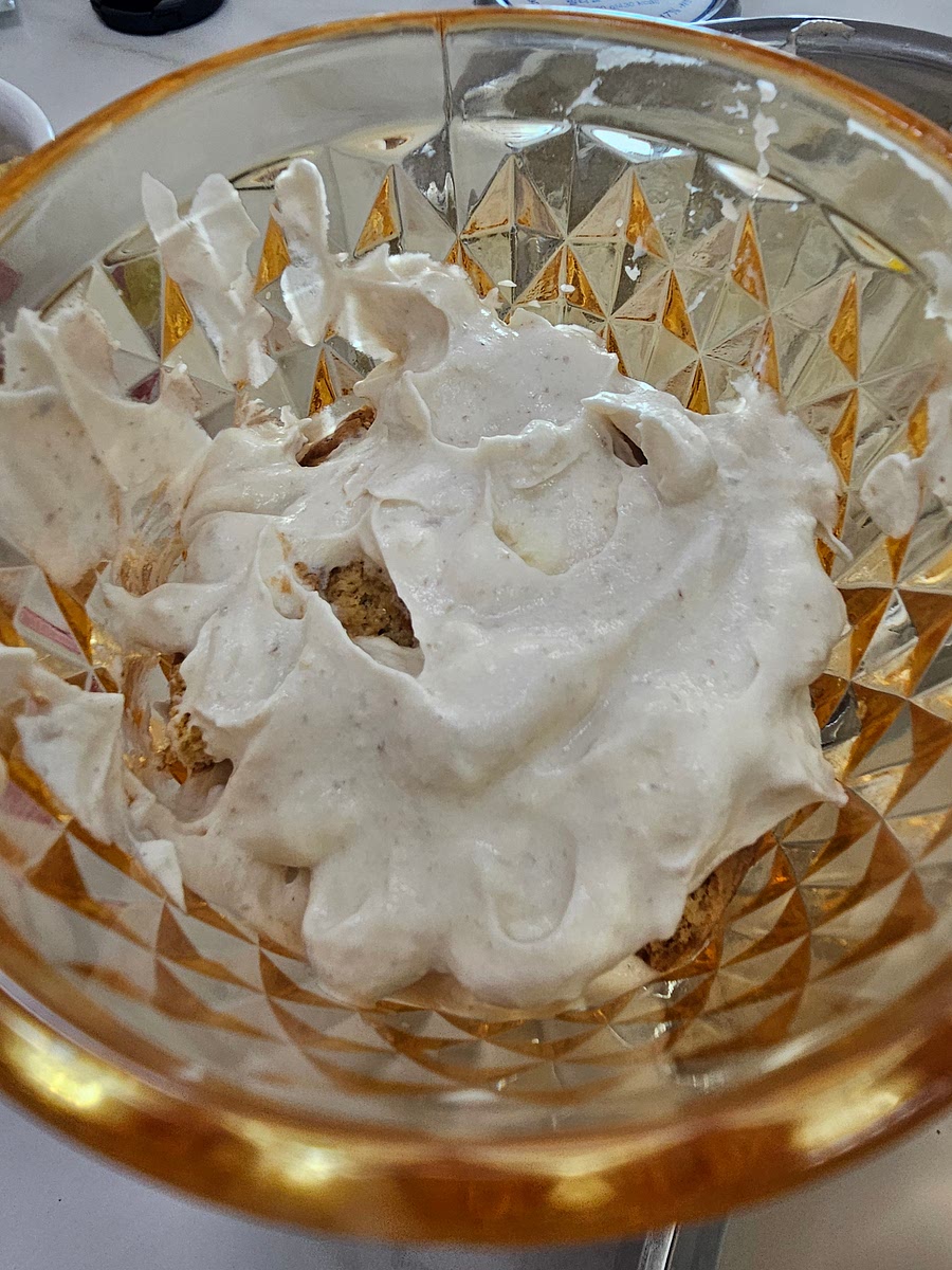 위에 밤크림 올리고 또 커피에 적신 다이제 올리고를 반복했어요