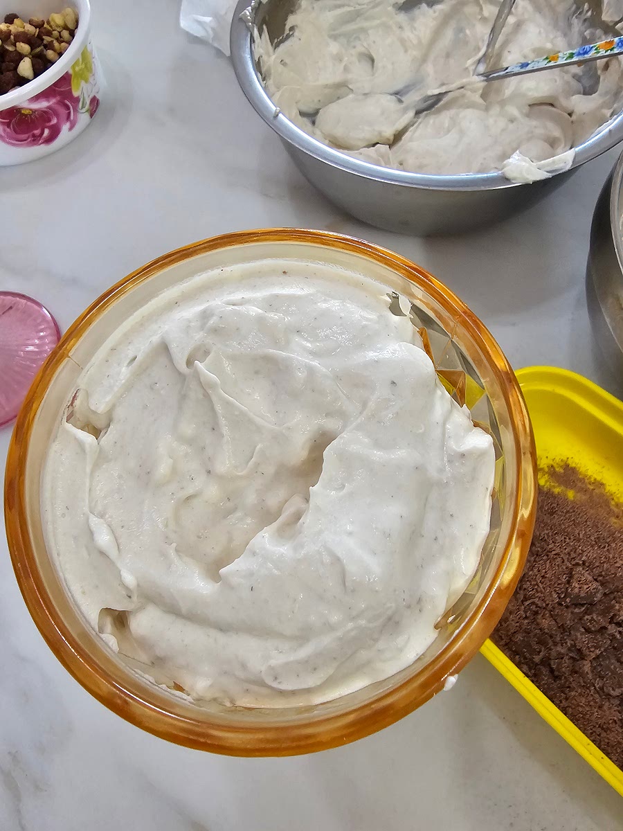 그릇이 가득 찰 만큼 차례대로 라때에 적신 다이제, 밤라떼를 올리고 또 반복해서 올려줍니다