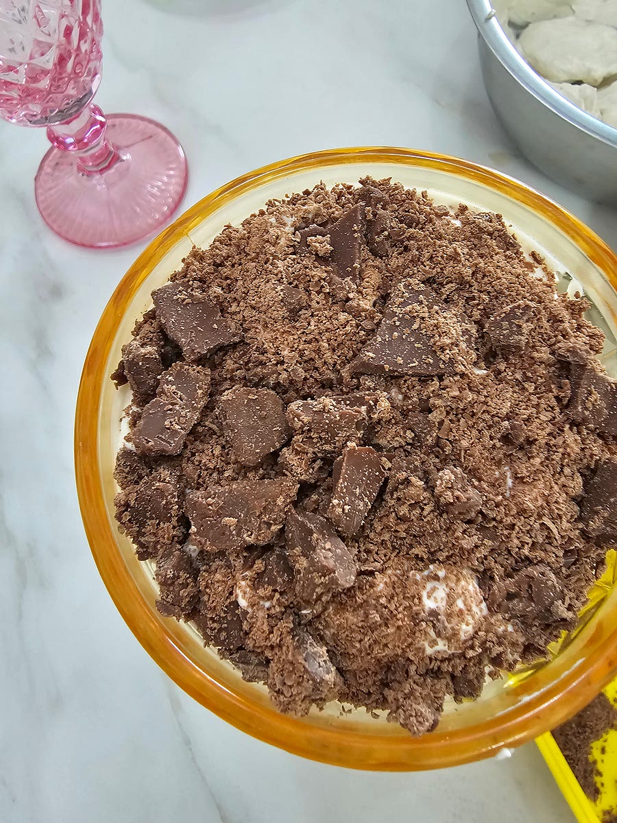 마무리로 초콜릿을 갈아서 올리고 그레놀라를 올려주면 완성이에요