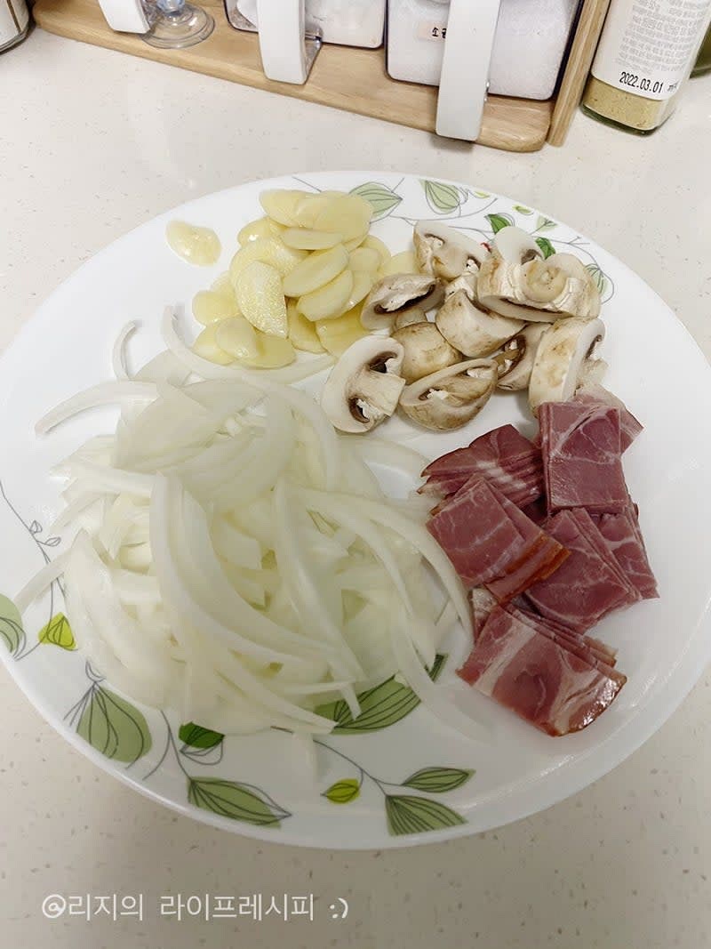 파스타에 들어갈 재료들을 준비해주세요(생크림과 우유도 같이 준비해주세요)