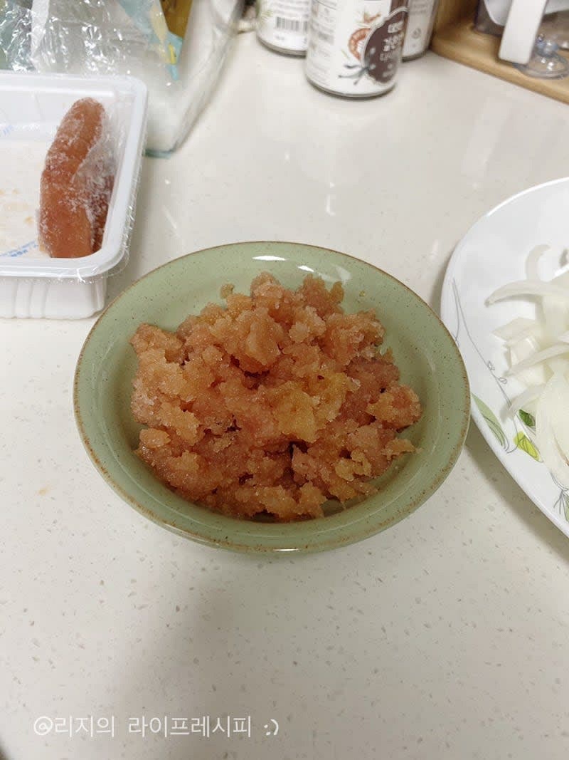 명란을 반으로 갈라준 뒤, 칼등으로 살살 긁어 명란알만 빼주세요