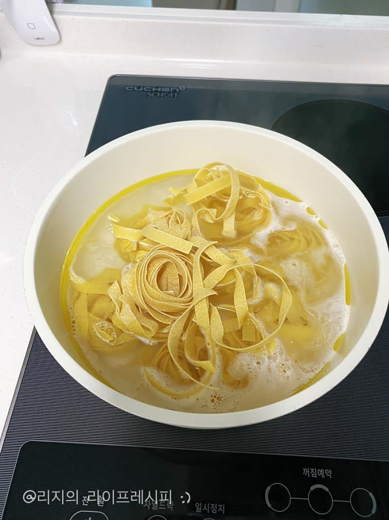 끓는 물에 소금 약간과 올리브오일을 넣어주고, 약 7분정도 파스타 면을 삶아주세요