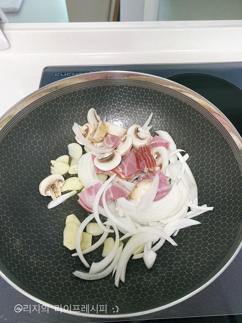예열된 팬에 올리브오일을 두르고, 마늘과 양파, 베이컨, 양송이버섯을 넣고 볶아주고, 매콤하게 드시고 싶으신 분들은 크러쉬드페퍼나 페페론치노를 넣어 같이 볶아주세요