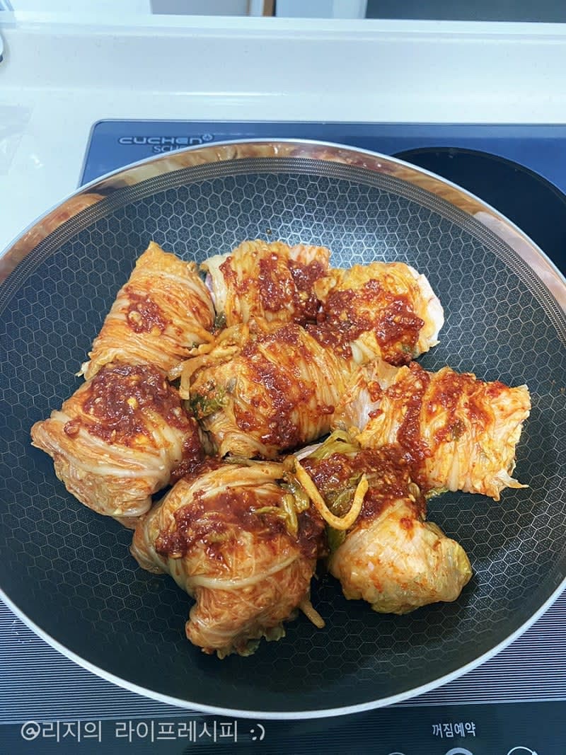 넓은 냄비에 김치말이 삼겹살을 잘 올린 뒤, 양념을 펴서 넣어주고 물을 부어 뚜껑을 닫고 약 25분쯤 끓여주세요