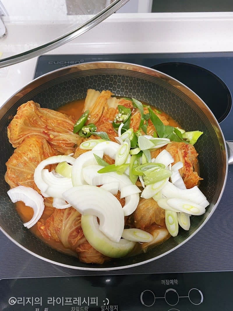 김치찜이 어느정도 익으면 양파와 대파, 청양고추도 넣어 10분정도 더 끓여주세요