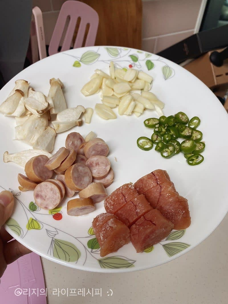 두부면파스타에 들어갈 재료들을 준비해주시고, 두부면은 흐르는 물에 한번 헹궈주세요