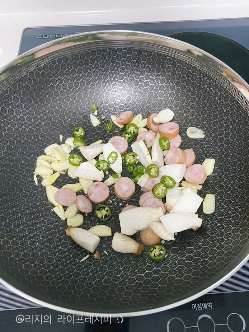 예열된 팬에 올리브오일을 두르고 마늘을 볶다가, 버섯/소세지/청양고추를 넣고 볶아주세요
