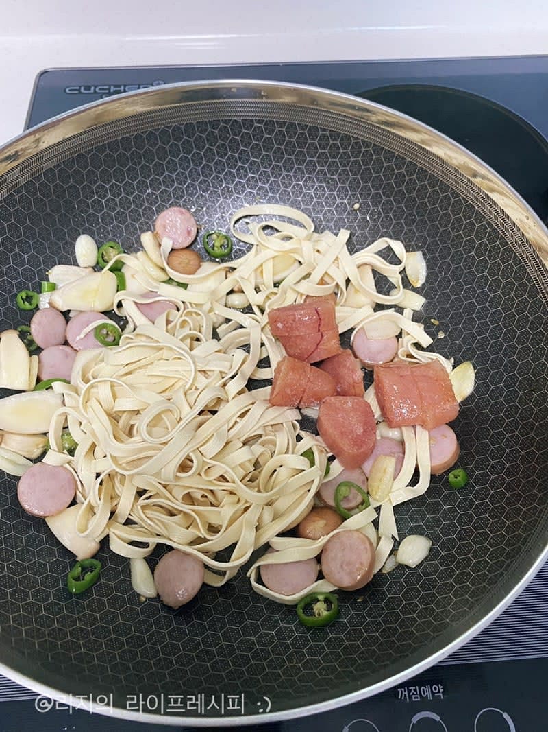 재료들이 어느정도 볶아지면 두부면과 명란도 넣어 볶아주세요