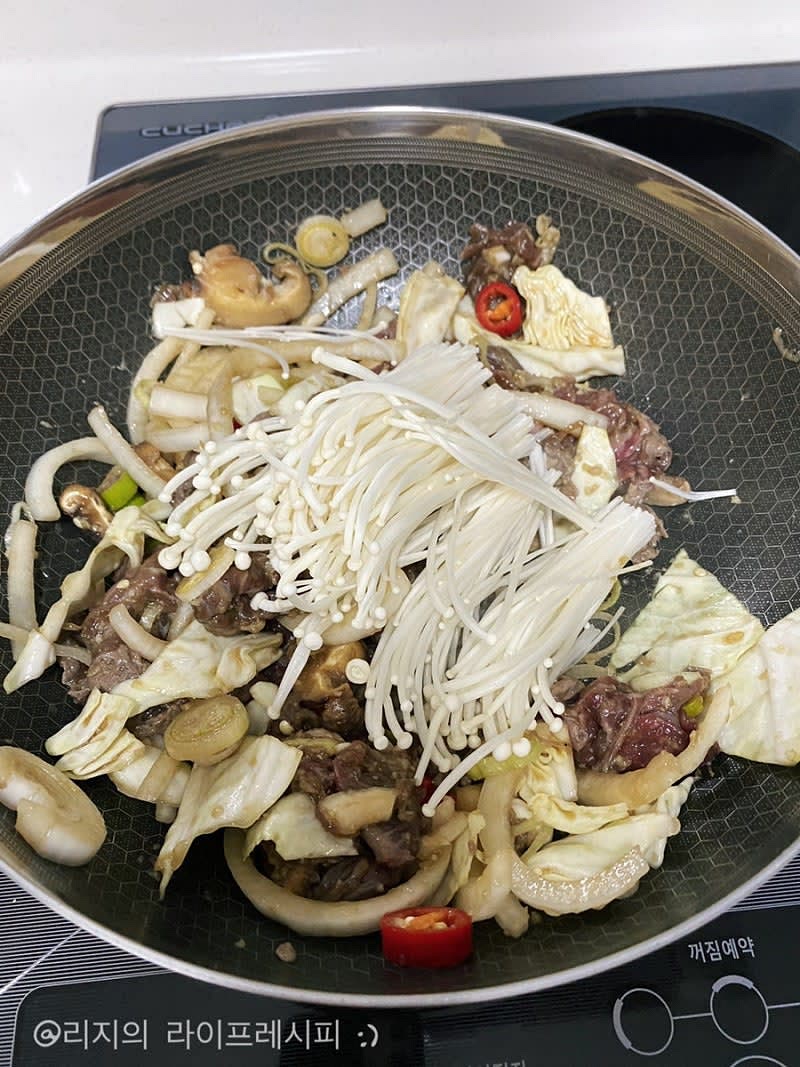 양념한 불고기를 먹을만큼 팬에 올리고 볶아주다가, 고기가 익어가면 팽이버섯도 넣고 마무리로 볶아주세요