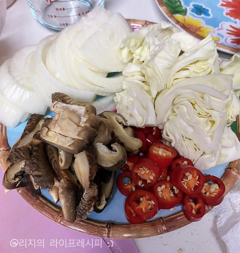 고기를 재워둘 동안 들어갈 재료들을 적당한 크기로 잘라주세요