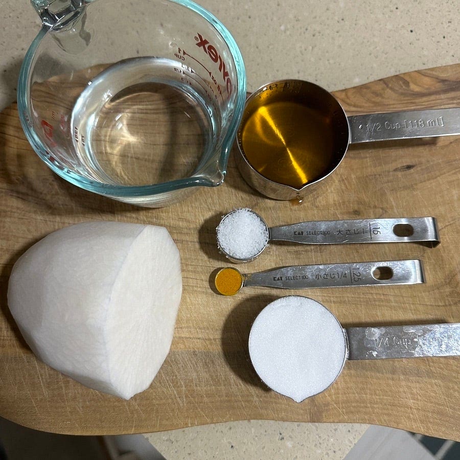 모든 재료를 준비해주세요.
* 김밥용으로 만들경우 무를 길게 준비해주세요.
* 강황은 1/4작은술보다 적게 넣어도 색이 잘나니 손가락으로 두꼬집 정도만 넣어도 될것 같아요.