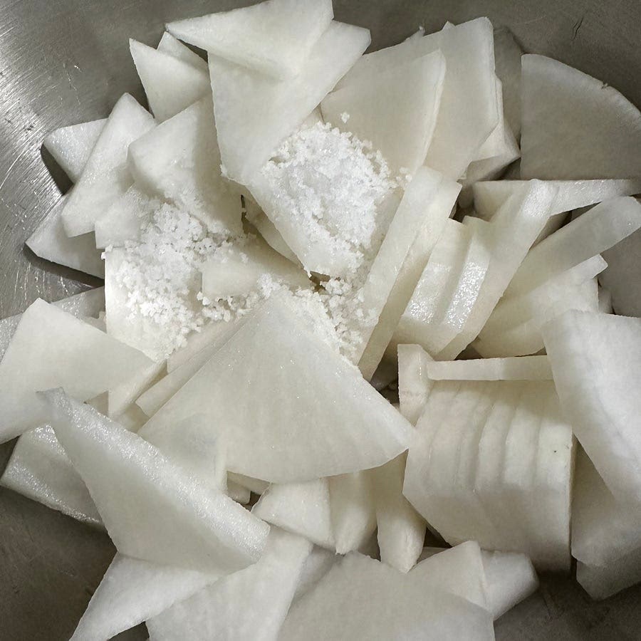 무를 잘라서 소금을 넣고 버무려서 30분동안 재워둬주세요.