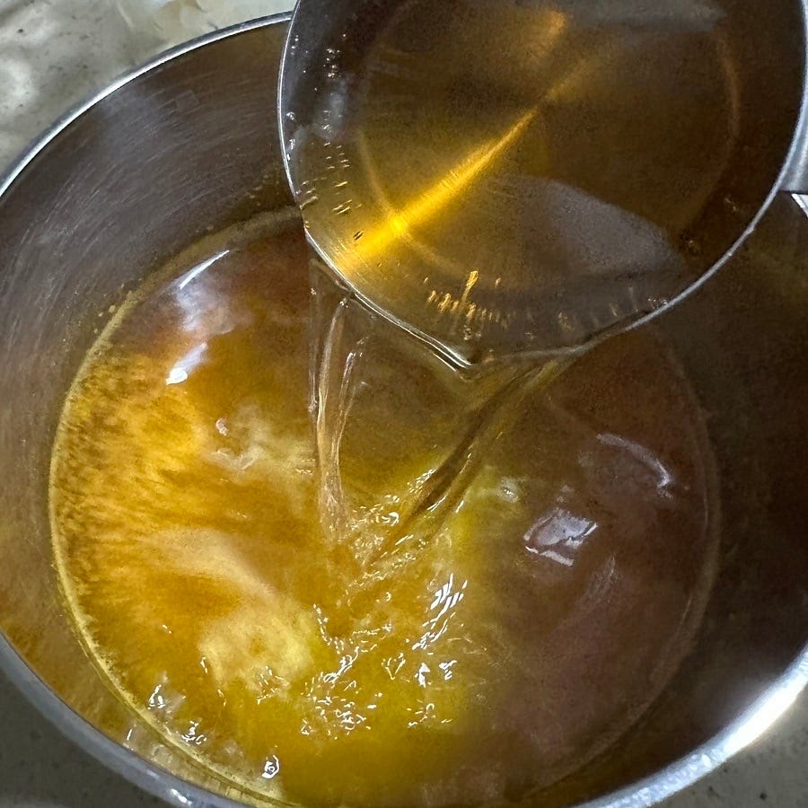 설탕이 녹을정도만 끓여서 냄비를 불에서 내리고 식초를 섞어주세요.