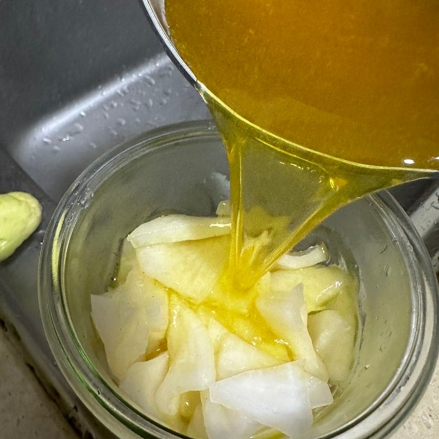 피클액을 무를 담은 용기에 부어주세요.