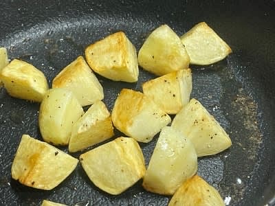 팬에 올리브오일을 둘러 달궈 준 뒤 물기 뺀 감자를 넣고 소금, 후추 간을 한 뒤 노릇노릇하게 구워주세요.