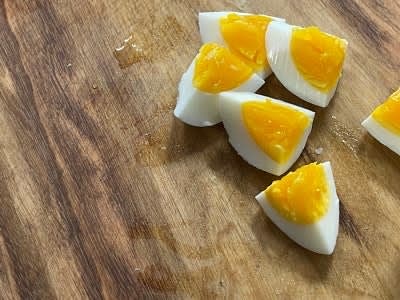 삶은 계란과 찐감자도 충분히 식힌 뒤 먹기 좋은 사이즈로 썰어주세요.
