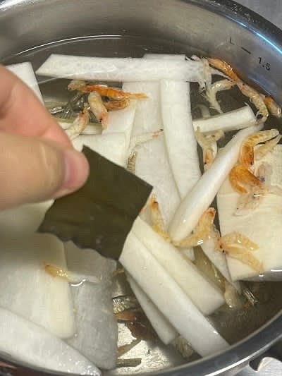 약불로 살짝만 볶아 준 뒤 물을 넣고 다시마와 무를 넣고 끓여 줍니다.