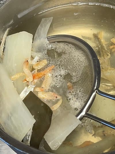 육수가 끓기 시작하면 3분 정도 끓여 준 뒤 약불로 낮춰 10분 동안 더 끓여 준 뒤 채로 건져내 주세요.