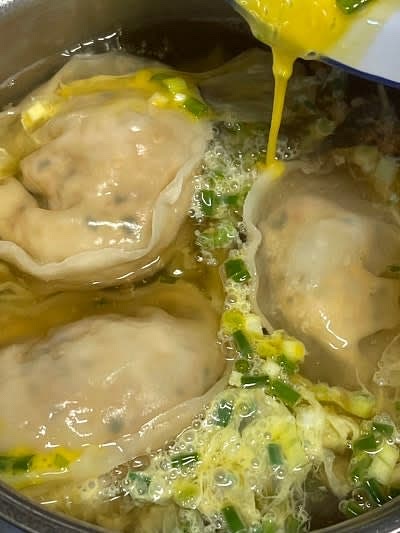 멸치육수는 국간장을 넣어 간을 맞춰 준 뒤 만두를 넣고 만두가 떠오르면 계란에 다진 파를 넣고 잘 저어 끓는 육수에 부어 익혀 줍니다.