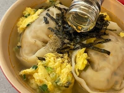 계란이 익으면 불을 끄고 그릇에 담아 내 조미김을 가위로 잘라 올려 준 뒤 후추, 참기름을 취향껏 뿌려 마무리해 주세요.