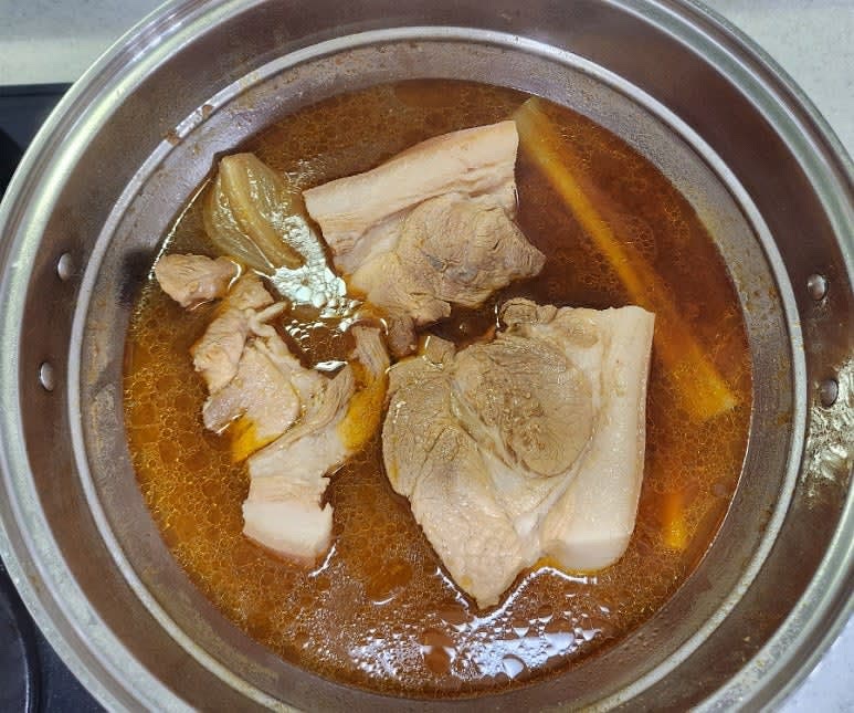 물 1.2L를 부은 뒤 뚜껑을 덮고 중불로 50분간 삶은 뒤 불을 끄고 10분간 뜸을 들이면 완성입니다. 