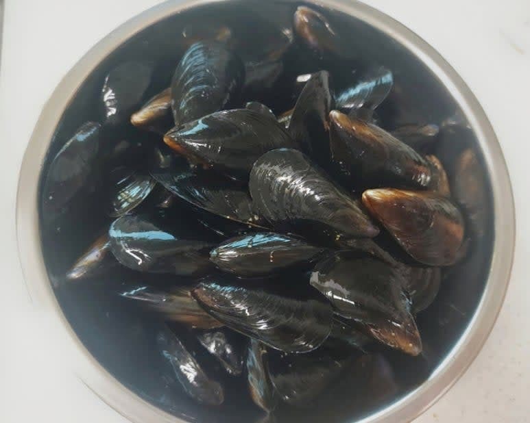 홍합의 족사를 껍질의 좁은 쪽으로 당겨 뽑아 제거한 뒤 굵은소금에 문질러 이물질을 제거하고 여러 번 세척해 주세요.