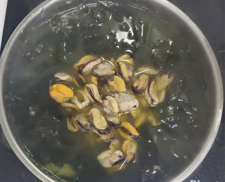 미역이 푹 익으면 발라둔 홍합살을 넣어 한소끔 끓여 완성합니다.