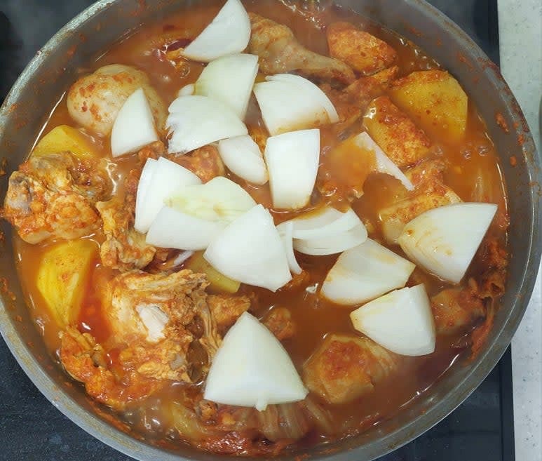 20분 뒤 고구마 또는 감자를 넣고 15분 끓이다 양파를 넣어 5분 더 끓여 줍니다.