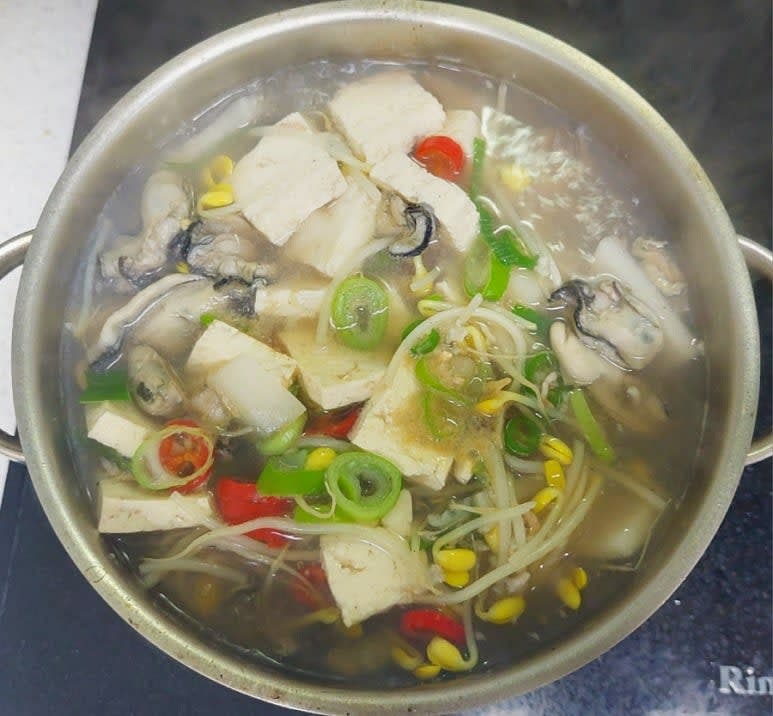 대파와 고추 넣어 한소끔 더 끓여 완성합니다.